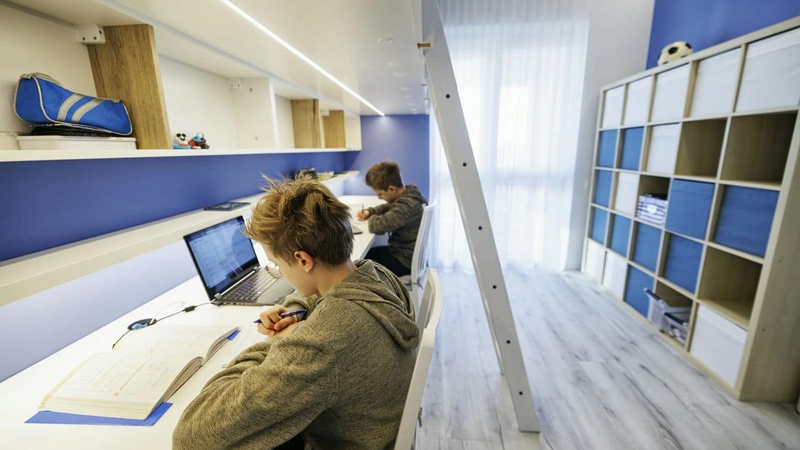 Nowoczesne rozwiązania w łóżkach piętrowych z biurkiem dla dzieci