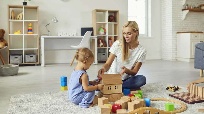 Jak meble systemowe pomagają utrzymać porządek w salonie, gdy w domu są dzieci?